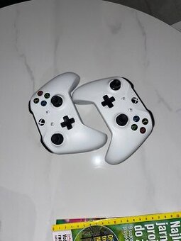 Predam xbox one s bez mechaniky plus 2 ovladace