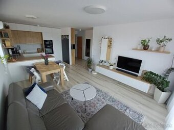 3-izbový svetlý byt s veľkým balkónom v osobnom vlastníctve