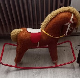 Hojdací koník a mikinka pre psíka.