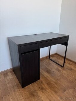 Pracovný stôl - IKEA MICKE čierno-hnedá, 105x50 cm