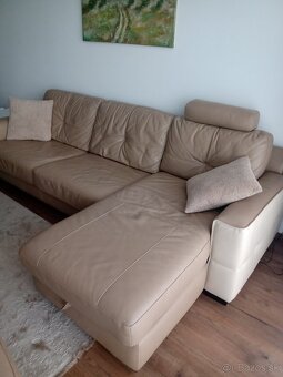 Kožená rozkladacia sedačka do L s taburetkou