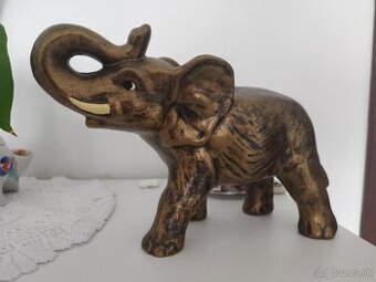 Veľká a krásna socha slona