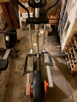 Elipticky trenazer a veslovaci trenazer