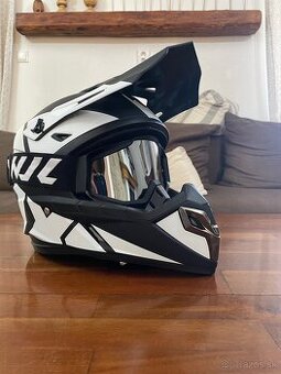 Motocrossová prilba.