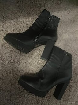 DKNY clenkove kotnikove cizmy v.39
