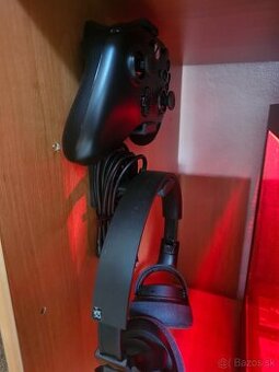Drziak Xbox ovládača a slúchadiel