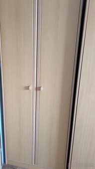 Darujem bledú skriňu policovu