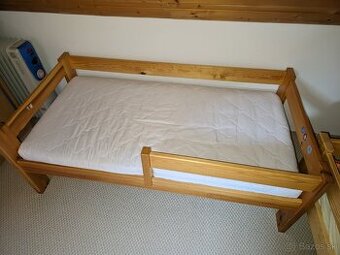 Detská drevená posteľ