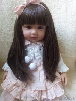 Realisticka babika v marhulkovych satach