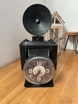 Hodiny v tvare fotoaparátu