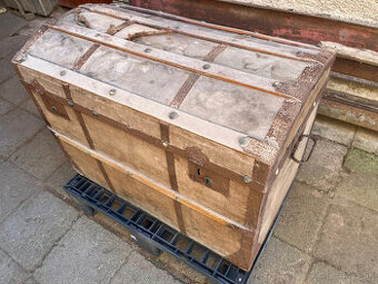 stará drevená truhlica