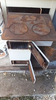 Predám kachle- sporák 50 x 40 cm na tuhé palivo.