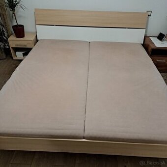 Manželska postel s matracmi a komoda