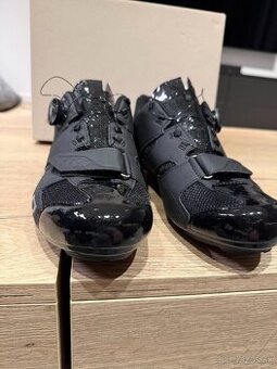 Predam nove nepouzite cyklo tretry Giro Savix I black 44