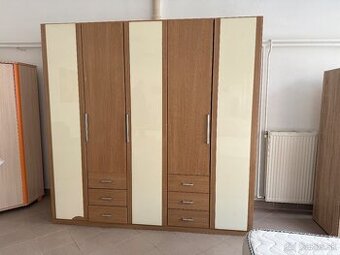 Veľká šatníková skriňa