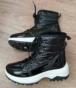 Čierne lesklé členkové čižmy veľ. 40