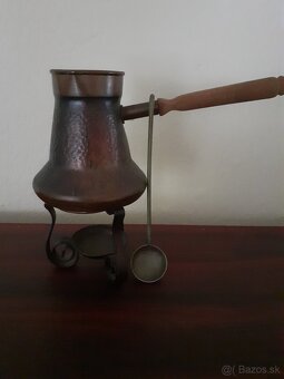 Starý kovový svietnik, džezva, samovar, krištáľový svietnik.