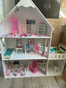 Biely drevený domček s doplnkami i bábikami