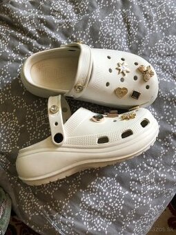 „Crocs-style” šľapky s krásnymi doplnkami