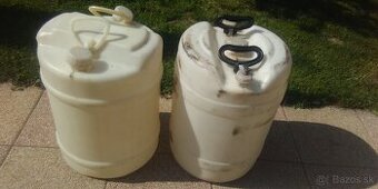 plastove sudy , nadrže  = 50 l.
