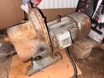 Motor s prevodovkou.