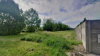 Rožný stavebný pozemok s ideálnou orientáciou