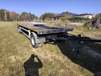 Príves/podvalnik na prevoz stavebných strojov.