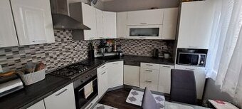 Prerobený 2,5 izbový byt s balkónom