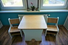 Dreveny detsky stol s 2 stolickami s uloznym priestorom