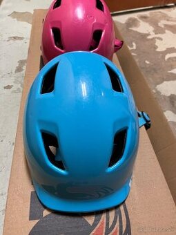 Darujem 2 detske prilby z decathlonu