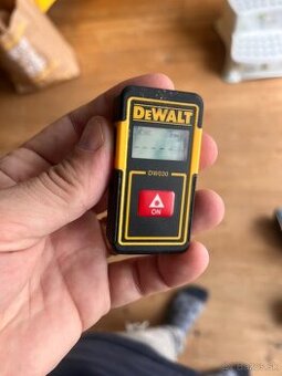 Laserovy merac Dewalt DW030
