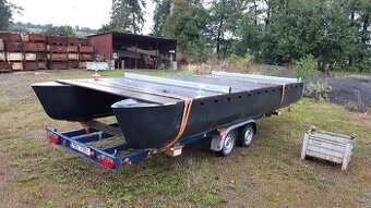 Hausbót si postavte na platforme katamaránu