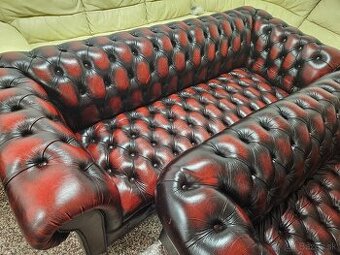 CHESTERFIELD ŠTÝL KOŽENÁ+ROZŤ.STôL+4 STOLIČKY