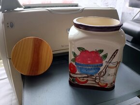 keramická maľovaná nádoba s vekom do kuchyne