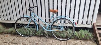 Retro stary bicykel, nepoužívaný