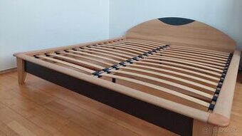 Manželská posteľ 200 x 220 cm – zachovalá, s roštami.