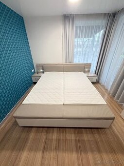 Čalúnená manželská posteľ.