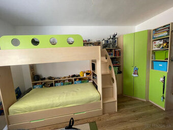 Poschodová posteľ s nábytkom
