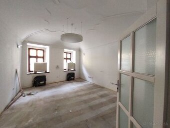 Priestor na prízemí, s vlastným vstupom 79,15m2 v centre na 