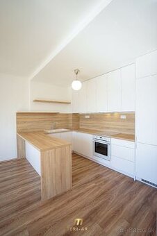 (REZERVOVANÉ) 2 izbový byt, zariadený, veľký balkón, Rajka