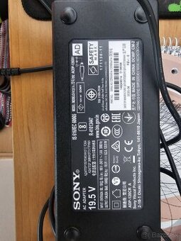 Nabíjačka alebo adaptér Sony tv.
