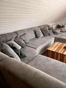 Pohodlný a priestranný gauč