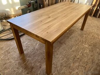 Drevený dubový jedálenský stôl