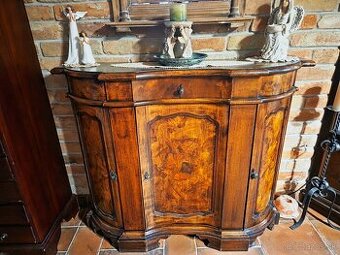 Drevená úzka komoda na predaj.