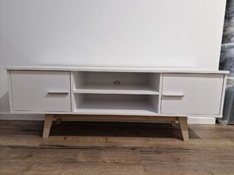 Stolík pod TV