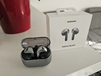 Samsung Galaxy Buds 3 strieborne