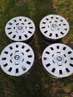 BMW original plech disky aj puklicami 15