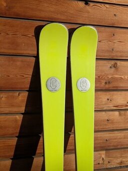 Prémiové švýcarské lyže AK YELLOW POP, 175cm, 24/25