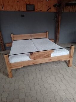 Masívna manželská posteľ