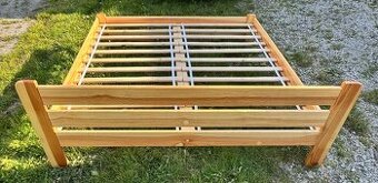 Masívna smreková posteľ 180x200 s matracom, veľmi zachovalá